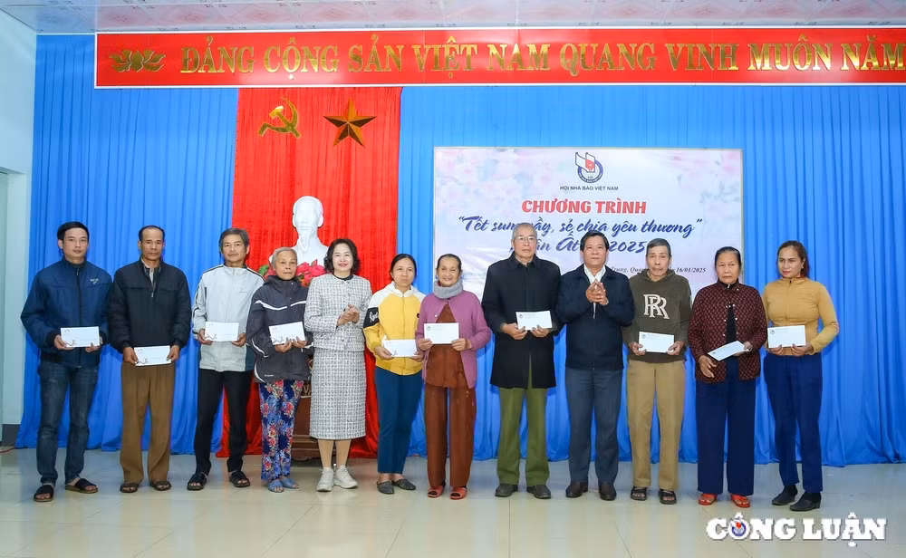 hoi nha bao viet nam noi vong tay nhan ai ho tro nguoi ngheo tinh quang tri hinh 15