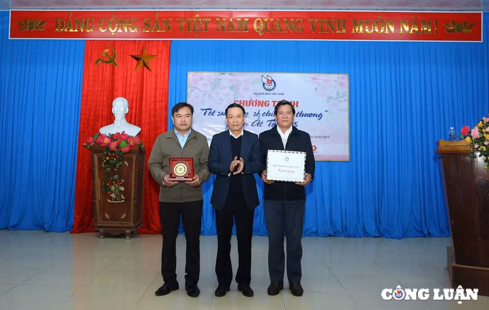 hoi nha bao viet nam noi vong tay nhan ai ho tro nguoi ngheo tinh quang tri hinh 16