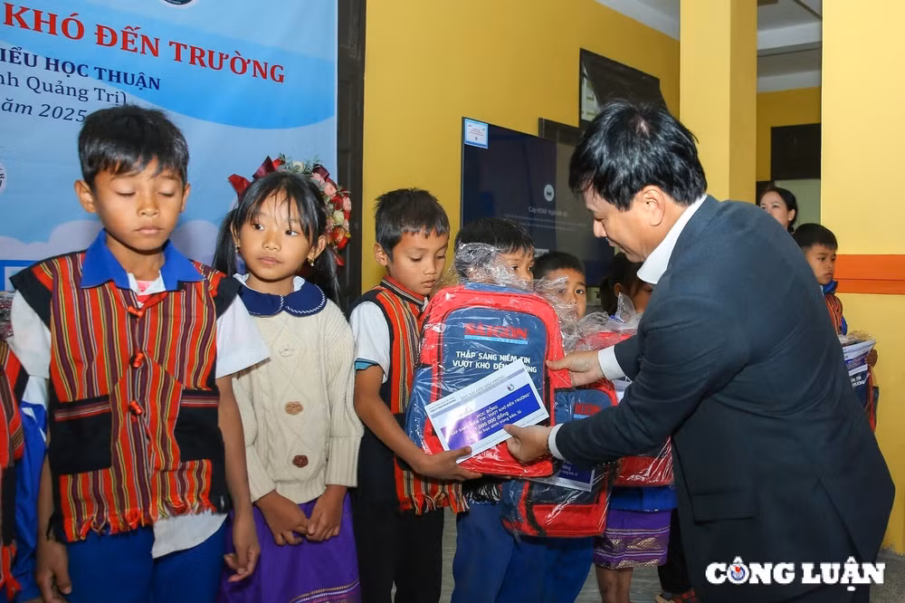 chuong trinh tet sum vay se chia yeu thuong den voi nguoi dan huyen mien nui huong hoa tinh quang tri hinh 4
