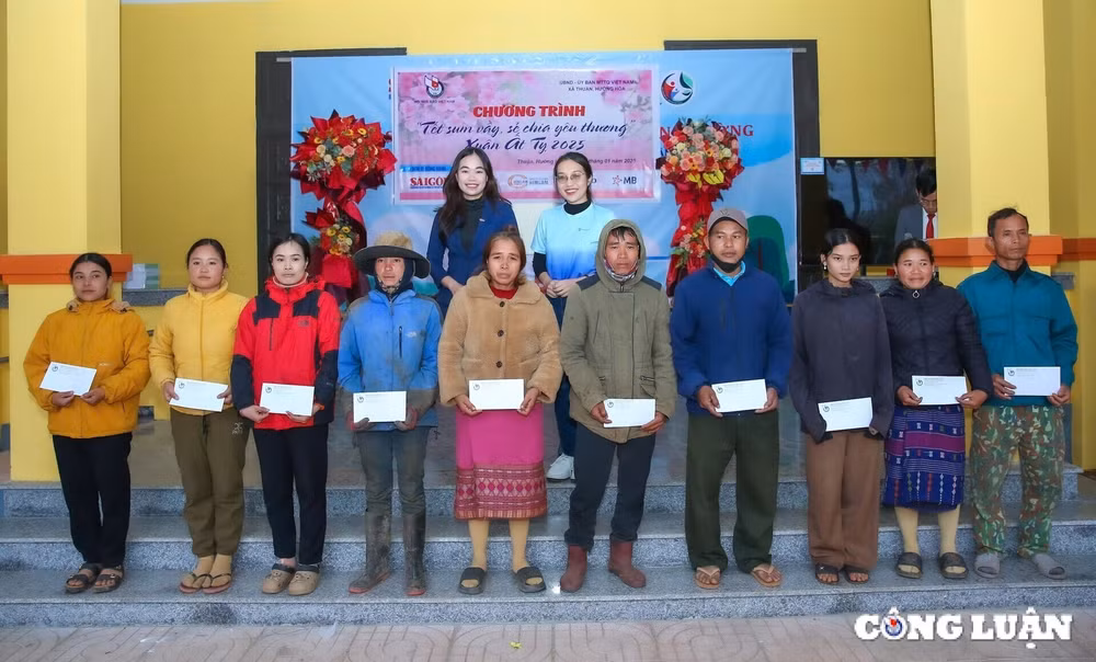 chuong trinh tet sum vay se chia yeu thuong den voi nguoi dan huyen mien nui huong hoa tinh quang tri hinh 10