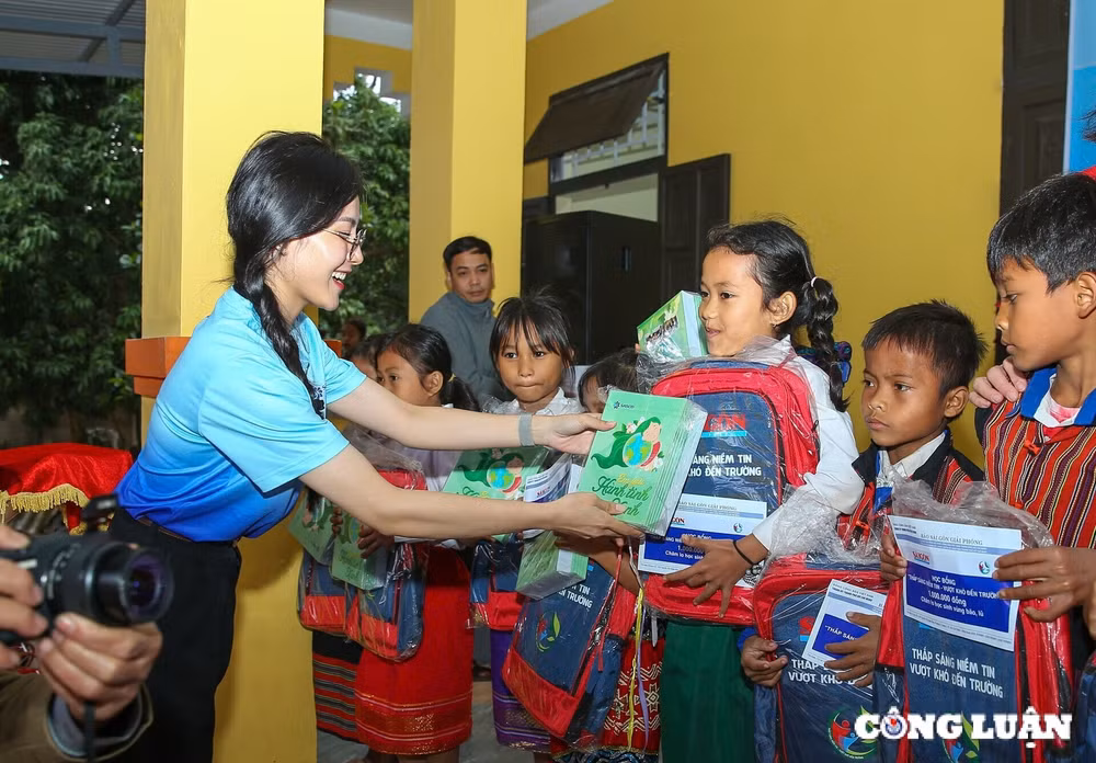 chuong trinh tet sum vay se chia yeu thuong den voi nguoi dan huyen mien nui huong hoa tinh quang tri hinh 9