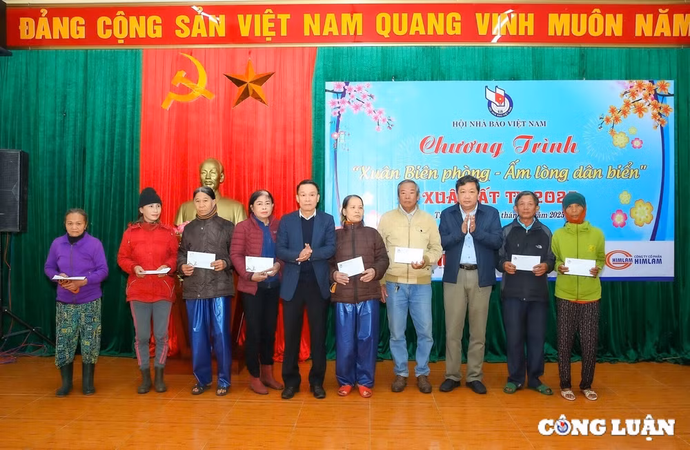 hoi nha bao viet nam noi vong tay nhan ai ho tro nguoi ngheo tinh quang tri hinh 6
