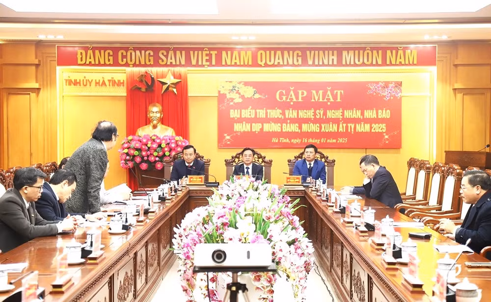 ha tinh gap mat dai bieu tri thuc van nghe sy nghe nhan nha bao hinh 1
