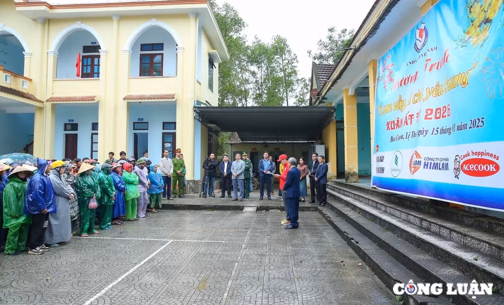 hoi nha bao viet nam trao 200 phan qua tet den ho ngheohuyen le thuy tinh quang binh hinh 6