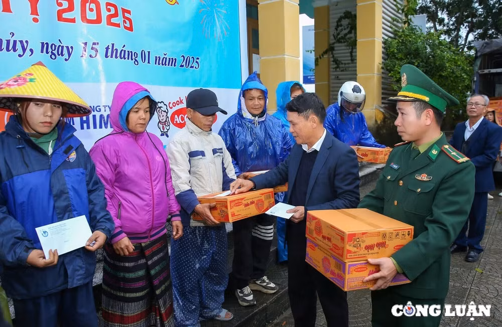 hoi nha bao viet nam trao 200 phan qua tet den ho ngheohuyen le thuy tinh quang binh hinh 3