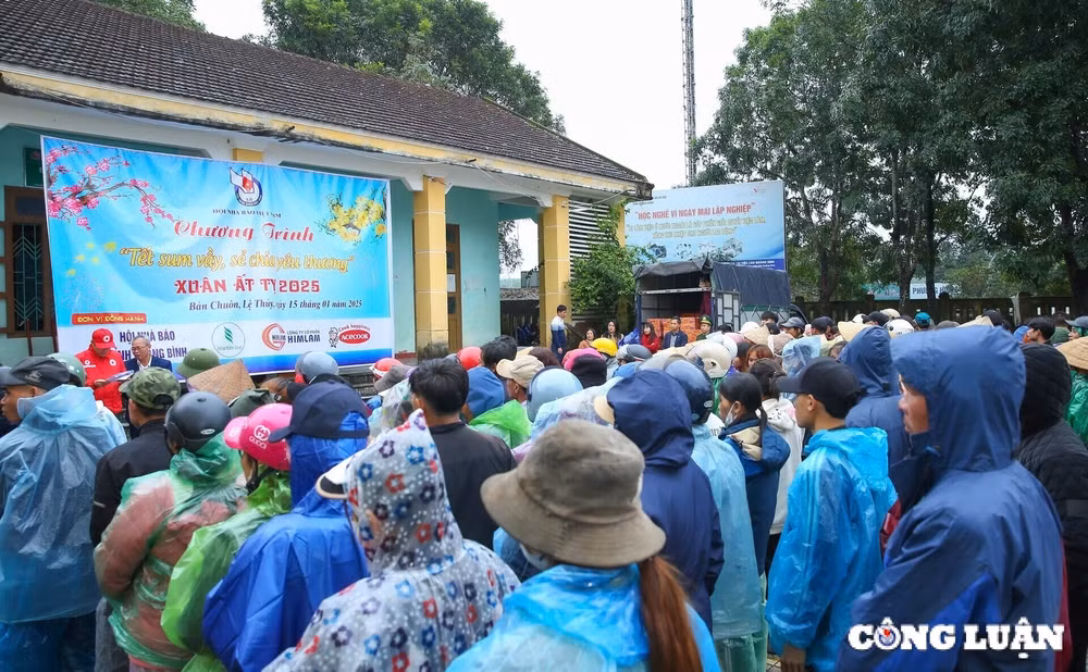 hoi nha bao viet nam trao 200 phan qua tet den ho ngheohuyen le thuy tinh quang binh hinh 1