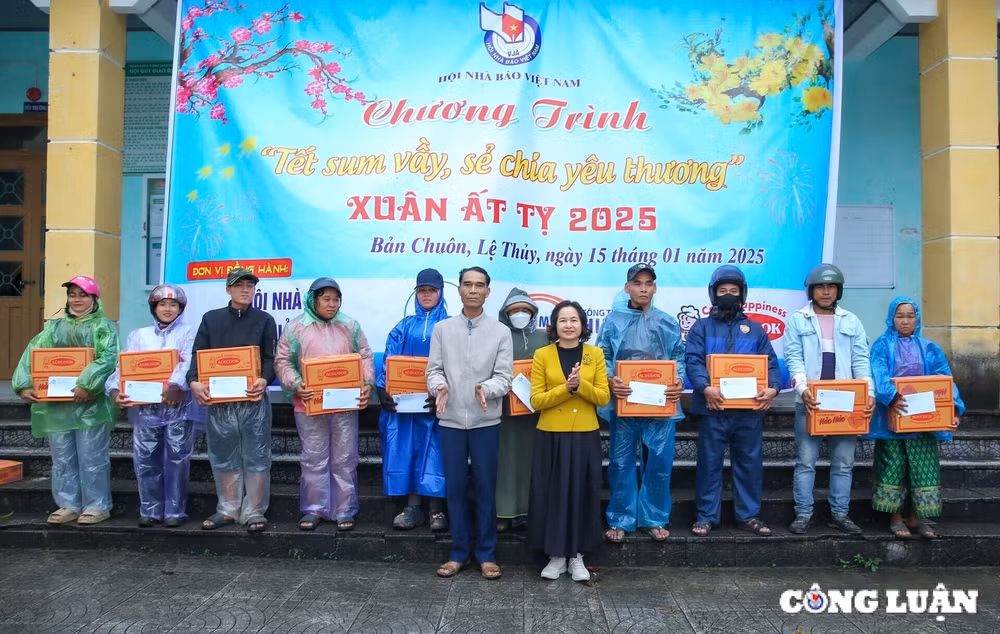 hoi nha bao viet nam trao 200 phan qua tet den ho ngheohuyen le thuy tinh quang binh hinh 8