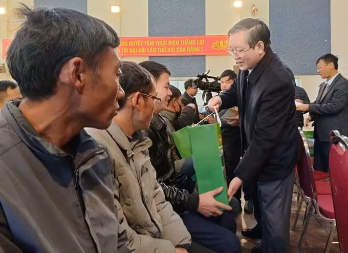 trung uong hoi nong dan viet nam trao hang nghin suat qua trong chuong trinh xuan gan ket tet nong dan hinh 1