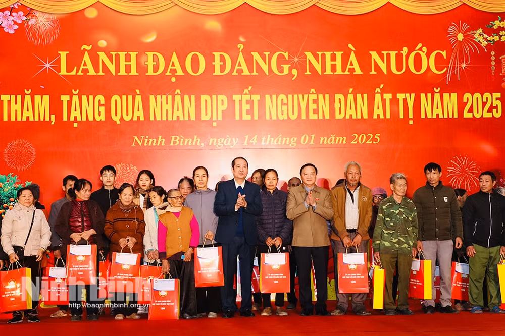 pho chu tich quoc hoi nguyen khac dinh tham tang qua tet tai ninh binh hinh 1