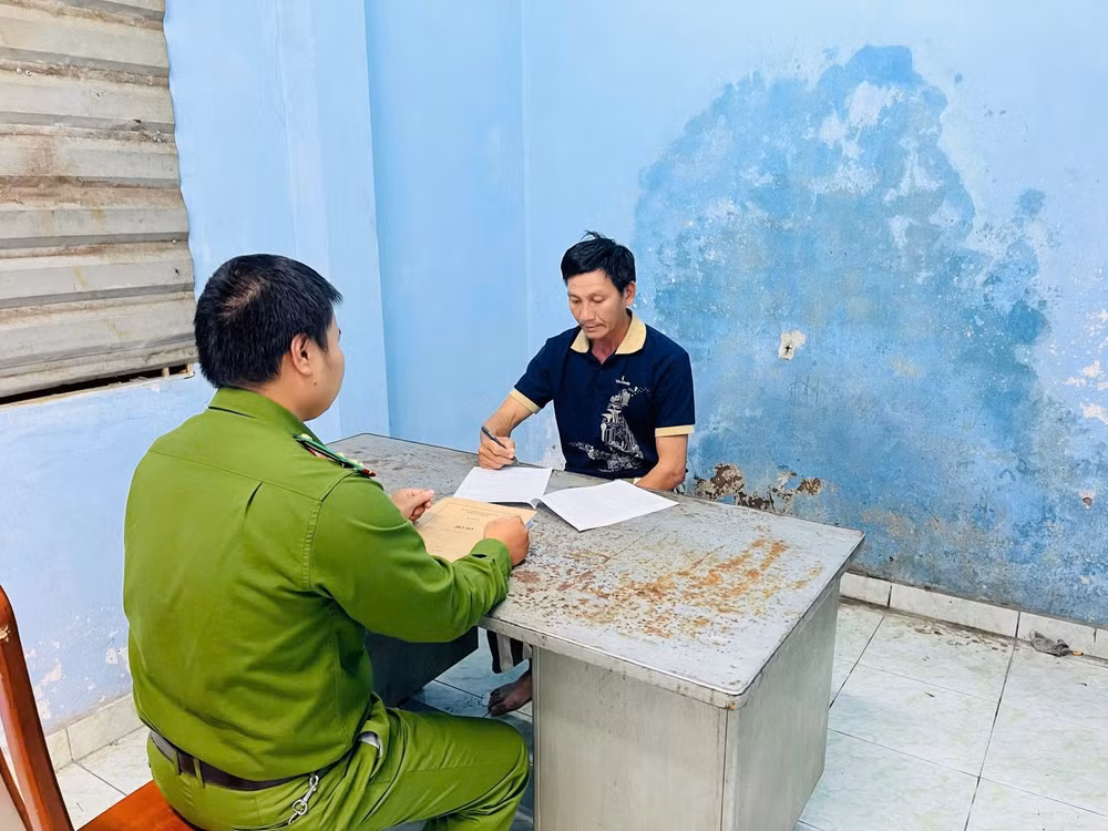 bat khan cap nguoi dan ong say xin tan cong nguoi thi hanh cong vu o tp hcm hinh 1