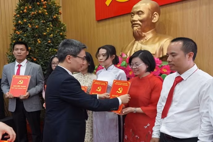 hai phong ket nap dang 40 can bo cong doan cong nhan lao dong uu tu hinh 1