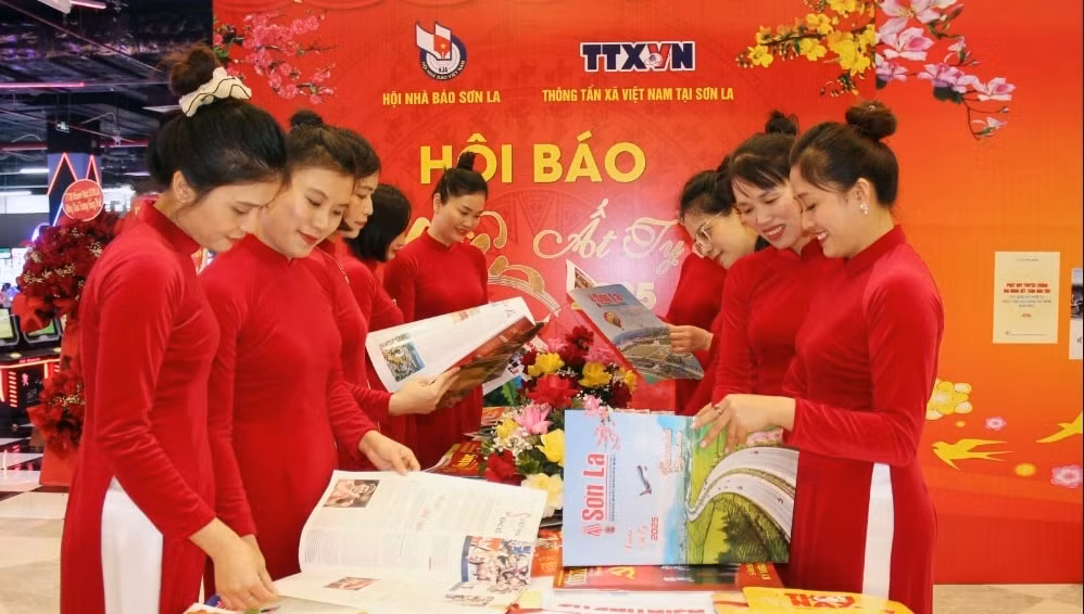 son la trung bay hon 400 an pham bao xuan at ty 2025 cua cac co quan bao chi hinh 1