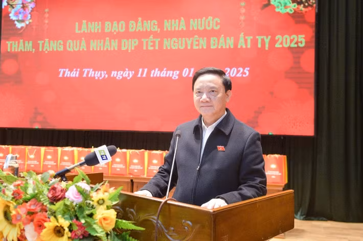 pho chu tich quoc hoi nguyen khac dinh trao qua tet tai thai binh hinh 1