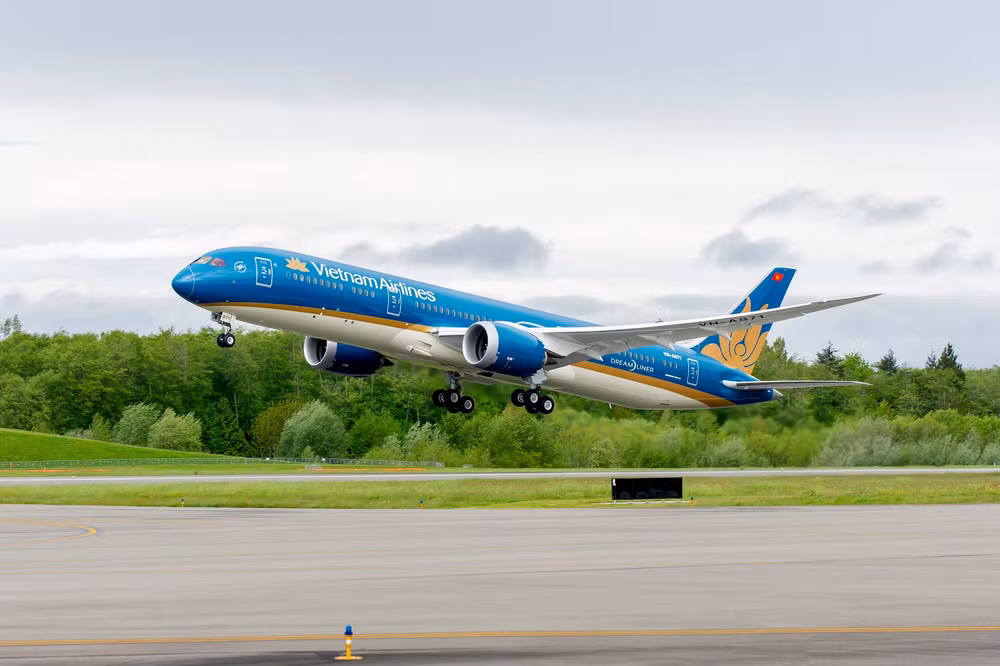 vietnam airlines chuyen huong ha canh da nang cap cuu hanh khach hinh 1