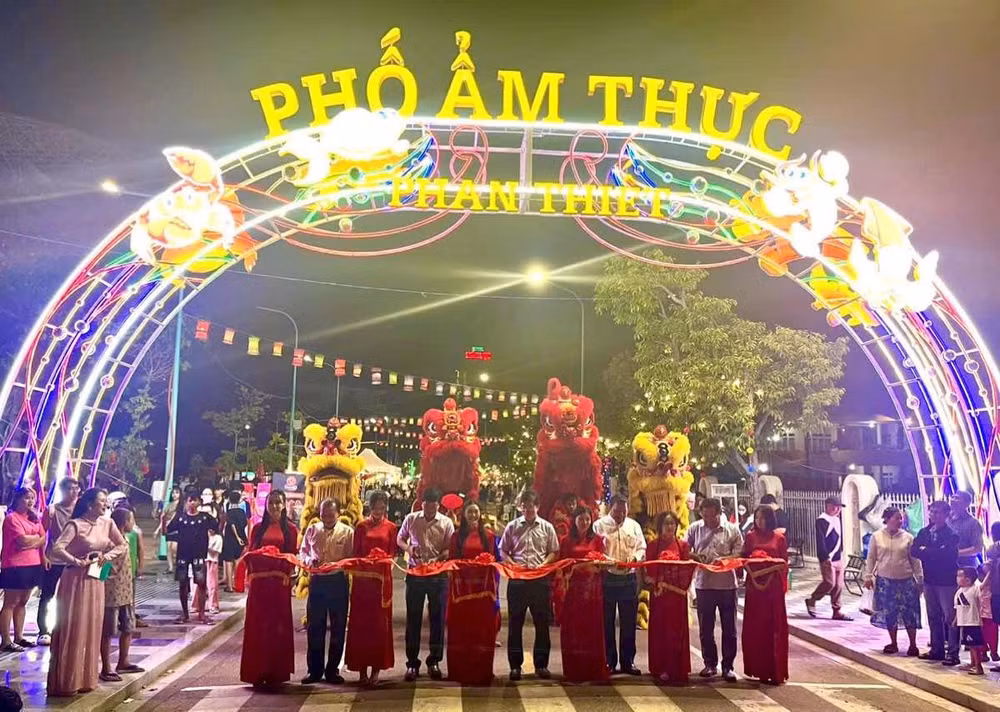 pho am thuc dem dau tien tai phan thiet chinh thuc khai truong hinh 1