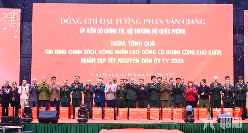 dai tuong phan van giang tham chuc tet tai tinh nam dinh hinh 3