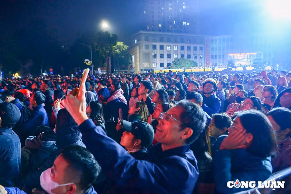 hang nghin nguoi hao huc truoc le tong duyet chuong trinh hoa nhac anh sang chao nam moi 2025 hinh 3