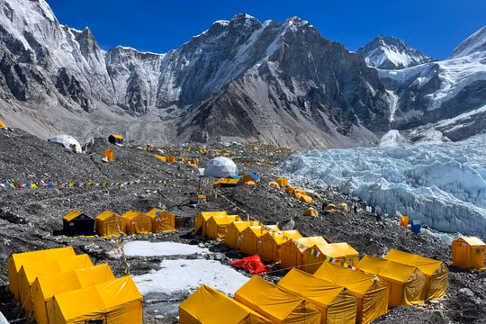 Everest Base Camp nằm ở độ cao 5.364 mét tại Nepal, là điểm dừng chân quan trọng cho hành trình khám phá dãy Himalaya. Ảnh: CC BY-SA 4.0