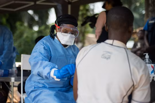 Một người đàn ông được điều trị ở làng Bosolo, CHDC Congo. Ảnh: WHO