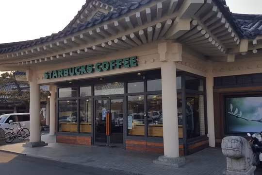 Starbucks Hàn Quốc chấp nhận mất 1,4 triệu USD, đóng cửa toàn hệ thống để 'học lại lịch sử'