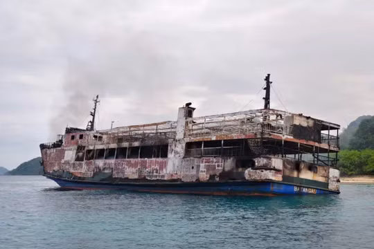 Số người thiệt mạng trong vụ cháy phà ở Philippines tăng lên 76, còn 13 người mất tích