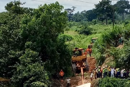 Hiện trường chiếc xe buýt lao xuống sông Bafing ở tây bắc Bờ Biển Ngà. 