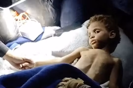 Bé gái 3 tuổi sống sót thần kỳ sau 6 ngày kẹt dưới đống đổ nát ở Venezuela