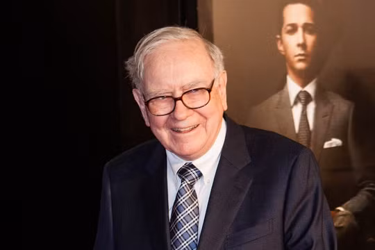Warren Buffett được công nhận là một trong những nhà đầu tư thành công nhất mọi thời đại, với phong cách đầu tư giá trị dài hạn nổi tiếng. Ảnh: CC BY-SA 2.0