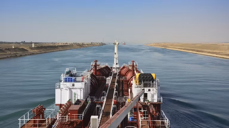 luu luong hang hoa van chuyen qua kenh suez giam manh hinh 1