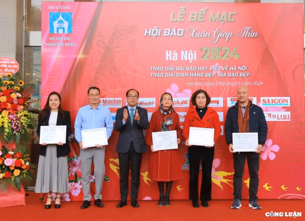hoi bao xuan giap thin ha noi 2024 trao tang an pham cho can bo chien sy bo doi bien phong hinh 5