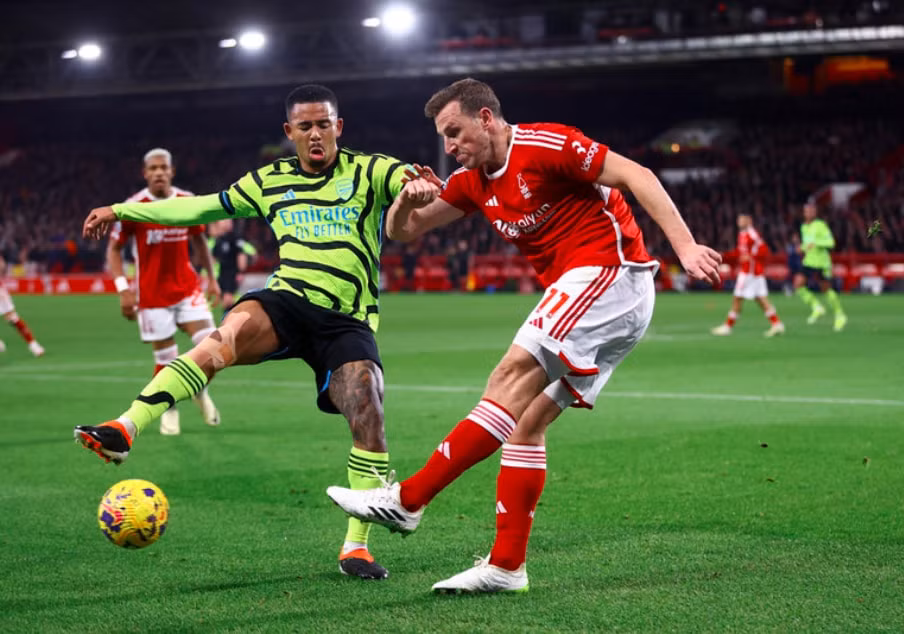 danh bai nottingham arsenal len ngoi nhi ngoai hang anh 2023 24 hinh 1