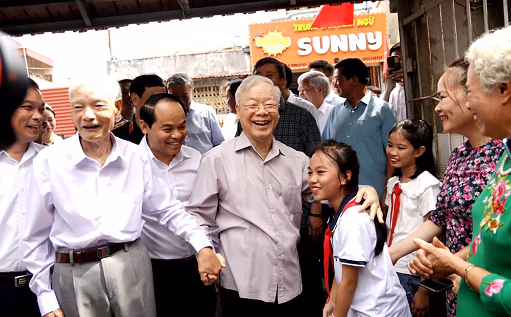 tu hao va tin tuong duoi la co ve vang cua dang quyet tam xay dung mot nuoc viet nam ngay cang giau manh van minh van hien va anh hung hinh 1