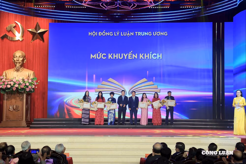 Ban tổ chức trao hoa và giấy khen cho các tác giả đoạt giải Khuyến khích