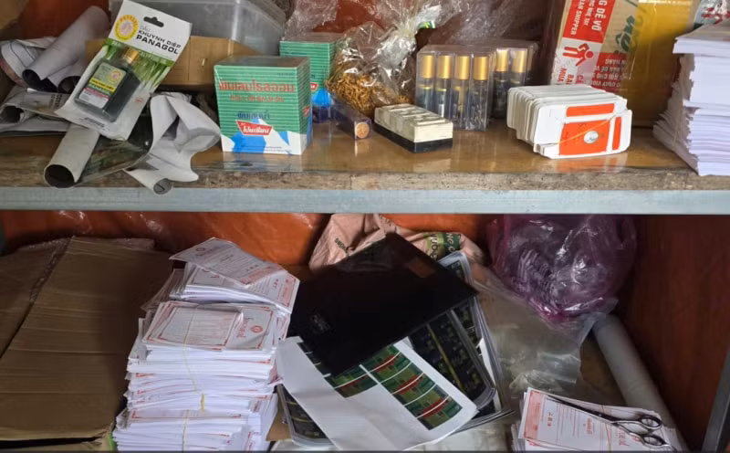 Bắt giam nhóm đối tượng sản xuất, bán hàng trăm ngàn sản phẩm dầu gió giả bằng hóa chất -2