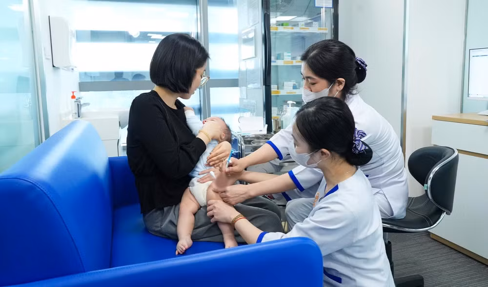 Từ năm 2026, trẻ em tại nhiều địa phương sẽ được tiêm miễn phí vaccine phế cầu và HPV – hai loại vaccine có giá thành cao, giúp giảm gánh nặng chi phí cho gia đình. Ảnh: VNVC