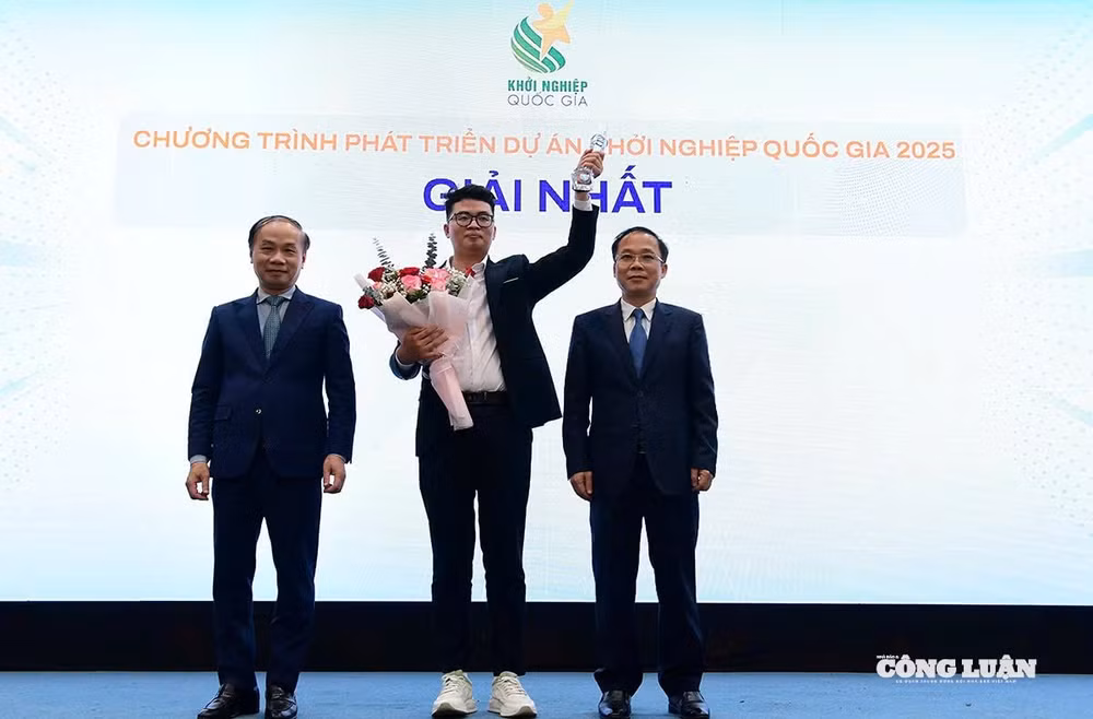 Ông Phạm Tất Thắng - Uỷ viên Ban chấp hành Trung ương Đảng, Phó trưởng ban Tuyên giáo và Dân vận Trung ương; Ông Bùi Trung Nghĩa- Phó Chủ tịch VCCI trao giải nhất cho dự án BioWraps - Tái sinh vỏ cam, Giải pháp bao bì sinh học bền vững.