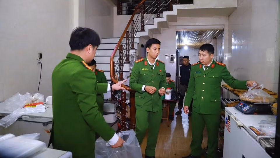 Lực lượng Công an tỉnh Tuyên Quang kiểm tra cơ sở sản xuất giò chả tại chợ Tam Cờ