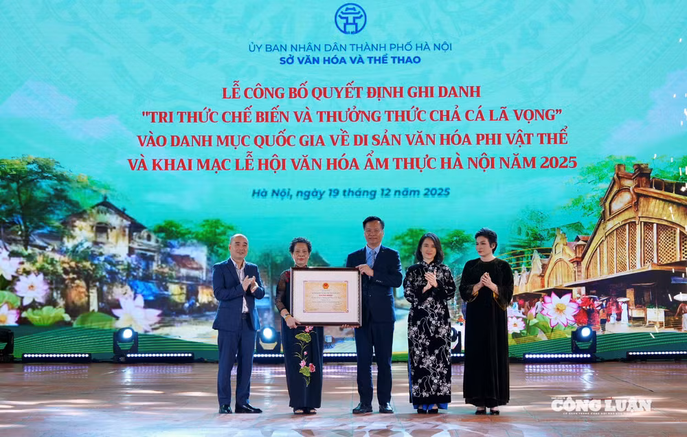 Các đại biểu trao Chứng nhận “Tri thức chế biến và thưởng thức Chả cá Lã Vọng”.