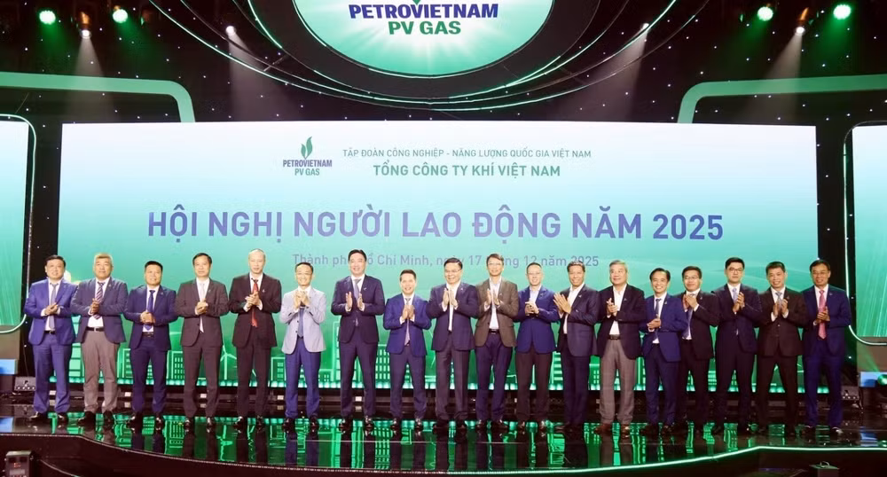 www.pvgas.com.vn-portals-0-images-2025-_hinh-1-lanh-do-petrovietnam-va-lanh-do-pv-gas-tham-d-hi-ngh.jpg