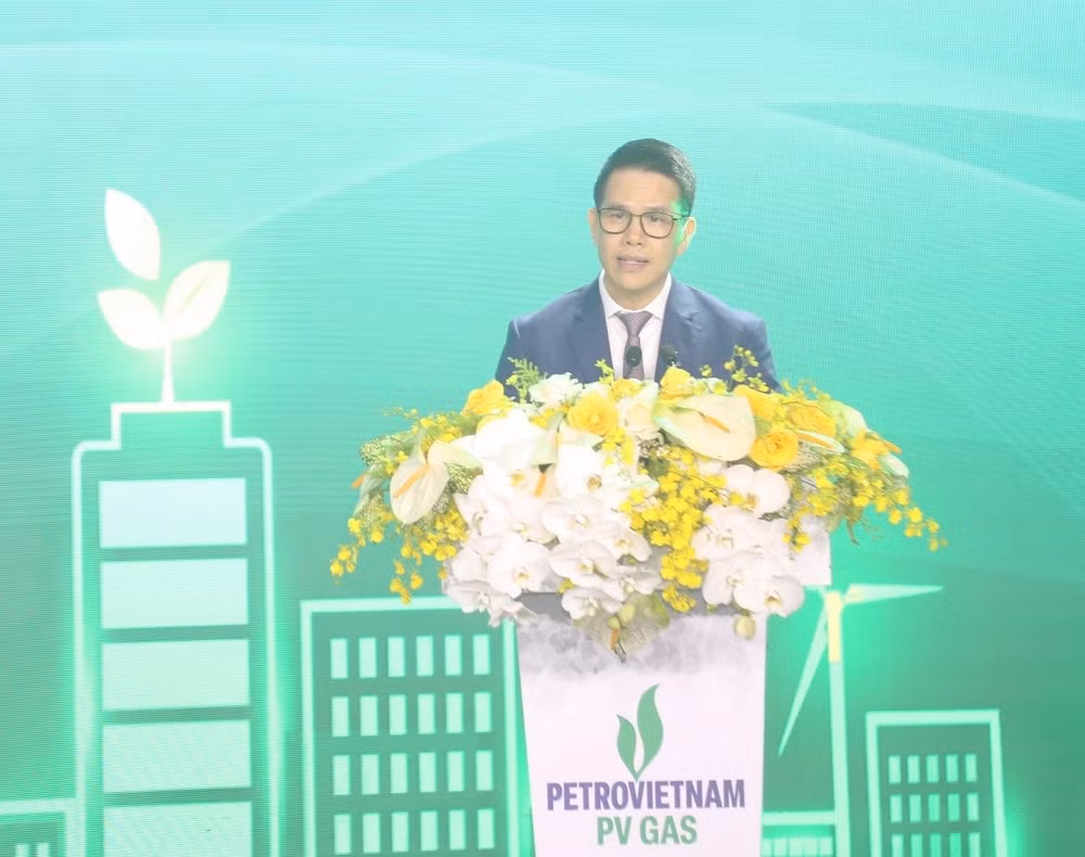 www.pvgas.com.vn-portals-0-images-2025-_hinh-2-pho-bi-thu-dng-y-thanh-vien-hdqt-tng-giam-dc-pv-gas-phm-van-phong-pv-gas-da-trin-khai-quyt-lit-va-hiu-qu-4-dt-pha-ln-to-nen-thanh-cong-ca-nam-2025.jpg