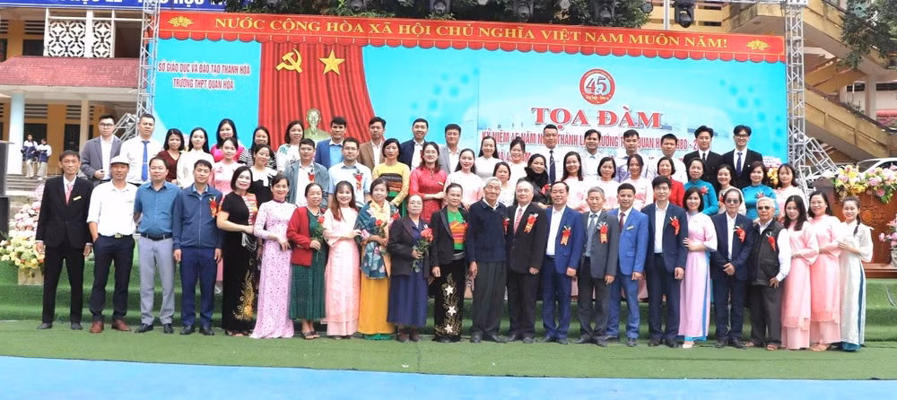 Các thế hệ Lãnh đạo, giáo viên, nhân viên Trường THPT Quan Hóa qua các thời kỳ.