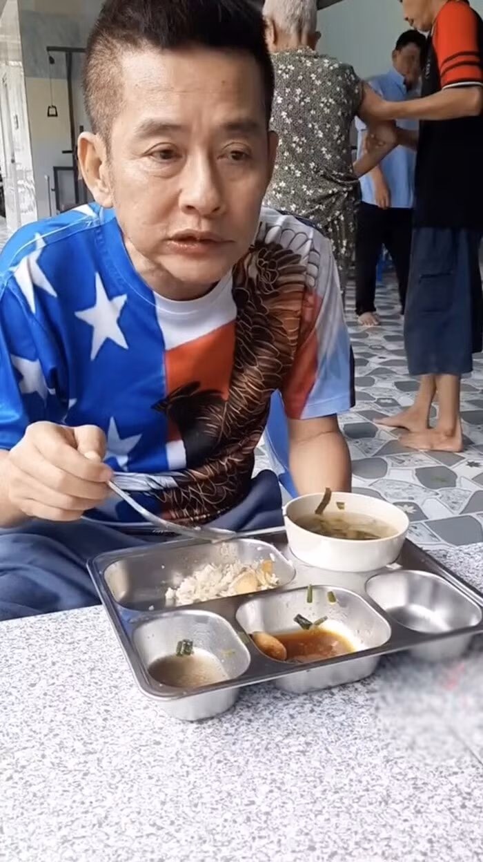 Tấn Beo tiều tụy sau biến cố sức khỏe.