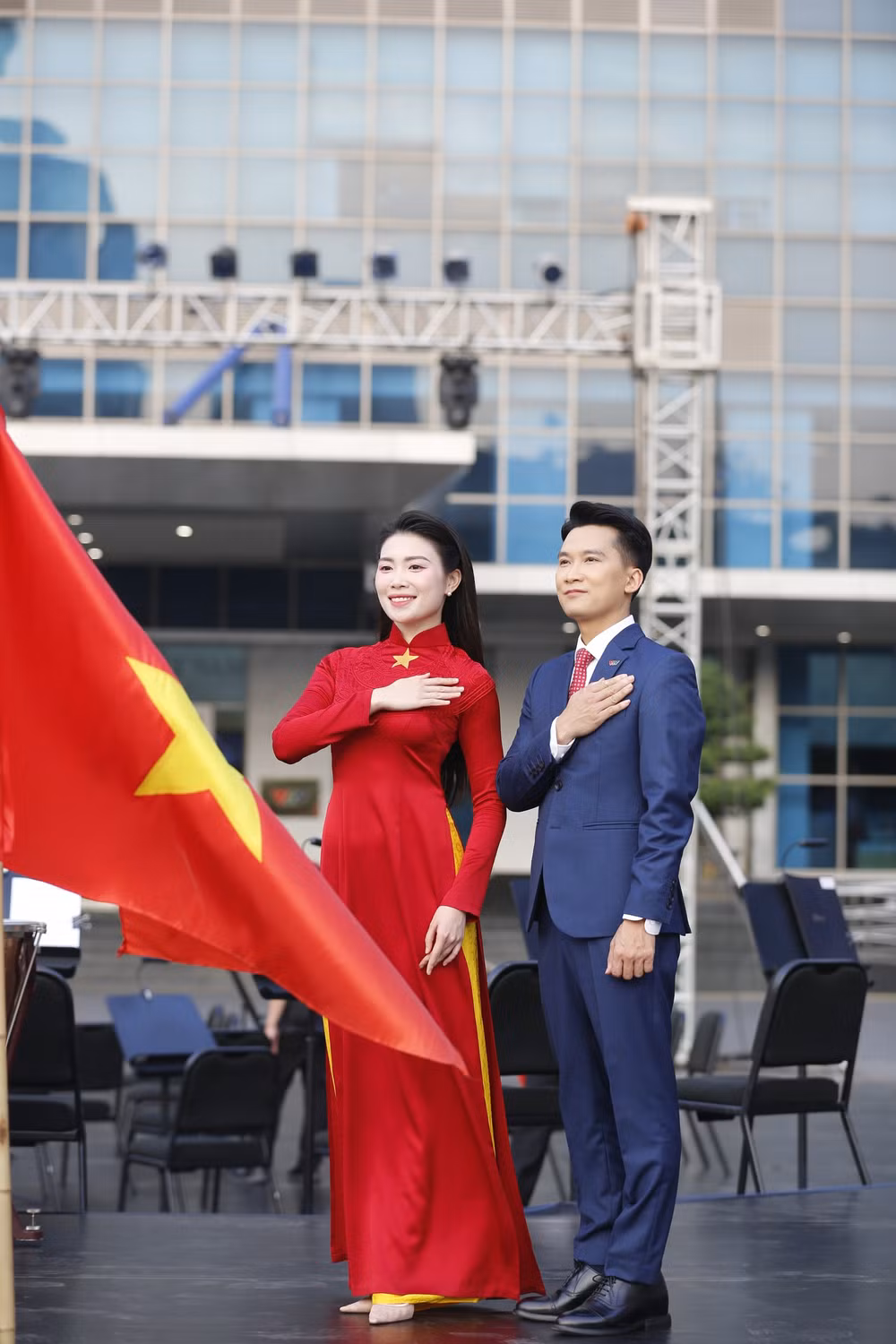 Hai MC Diệp Anh và Huy Hoàng trong quá trình tác nghiệp cho số đặc biệt lần này.