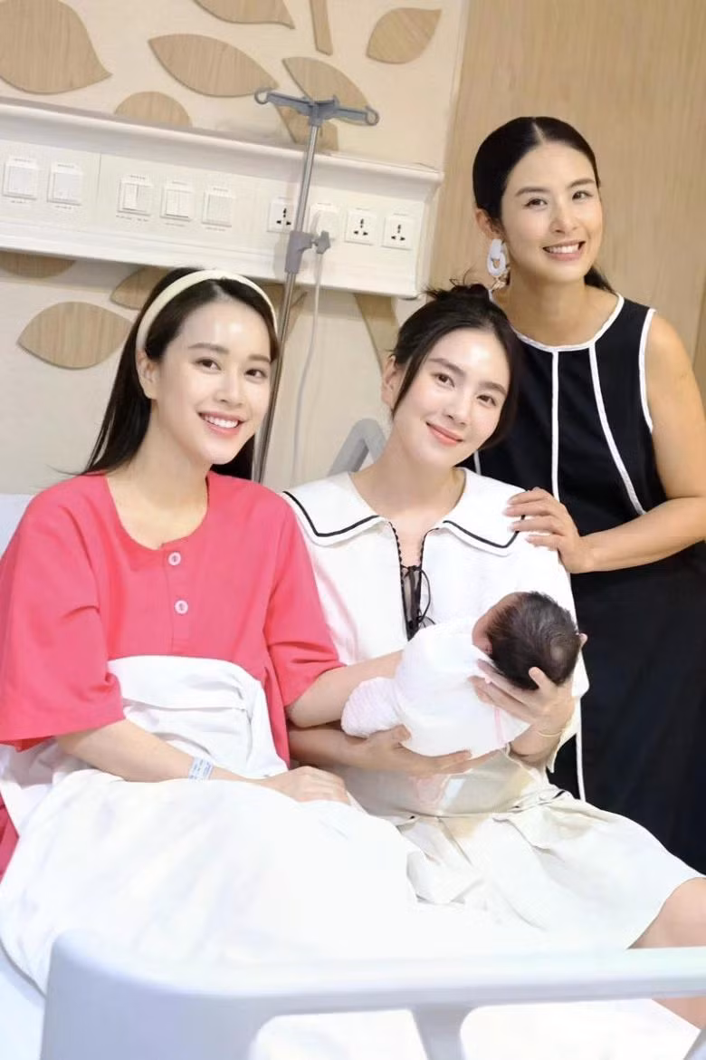 Hoa hậu Ngọc Hân và MC Mai Ngọc đến thăm Ngô Mai Phương khi sinh con