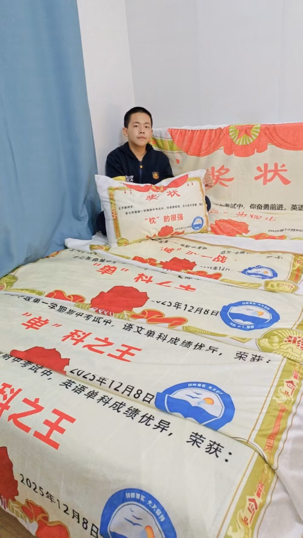 Cậu bé này đến từ trường học đã được trao tặng một bộ chăn ga gối đệm vì những nỗ lực của mình. Ảnh: ctdsb.net