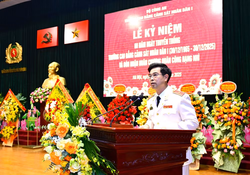 Hiệu trưởng Lê Hoài Nam trình bày diễn văn tại Lễ kỷ niệm