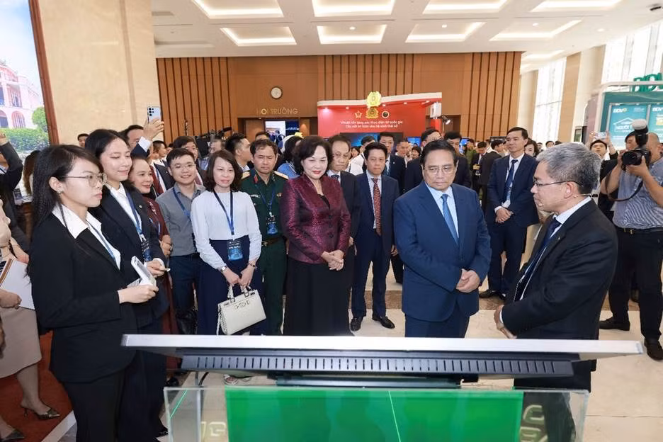 Ông Phạm Hồng Hải – Tổng Giám đốc OCB giới thiệu các sản phẩm số đến Thủ tướng Chính phủ, Thống đốc NHNN và các cấp Lãnh đạo