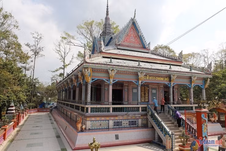 Chánh điện chùa Chén Kiểu với những mảng tường được ốp gạch men và mảnh sành sứ