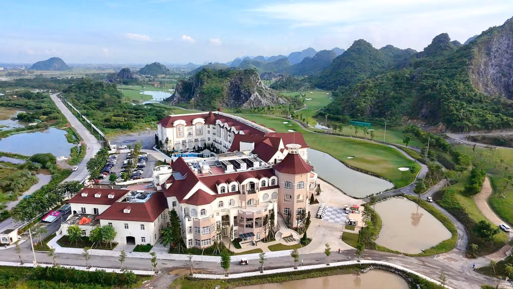 01 Khách sạn Legend Valley Hotel sở hữu 200 phòng tiêu chuẩn quốc tế và Grand Ballroom rộng lớn tới 675m2 sẵn sàng phục vụ Hội nghị, hội thảo và tiệc cho 450 khách