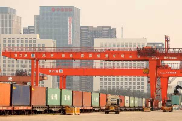 Các container được chất lên tàu hỏa tại Cảng container Yingkou ở tỉnh Liêu Ninh, Trung Quốc. Ảnh: Shaver